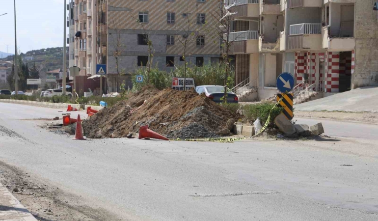 toprak-yiginina-carpan-motosikletli-metrelerce-suruklendi-o-anlar-kamerada-3iUJKbUR.jpg