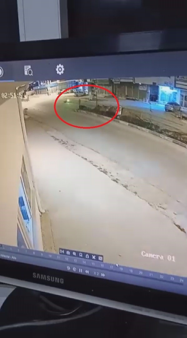 toprak yiginina carpan motosikletli metrelerce suruklendi o anlar kamerada 4 7BTpHezL