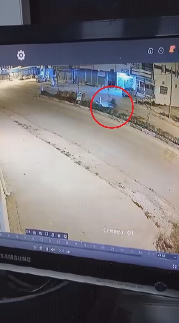 toprak yiginina carpan motosikletli metrelerce suruklendi o anlar kamerada 5 ljp4BPuc