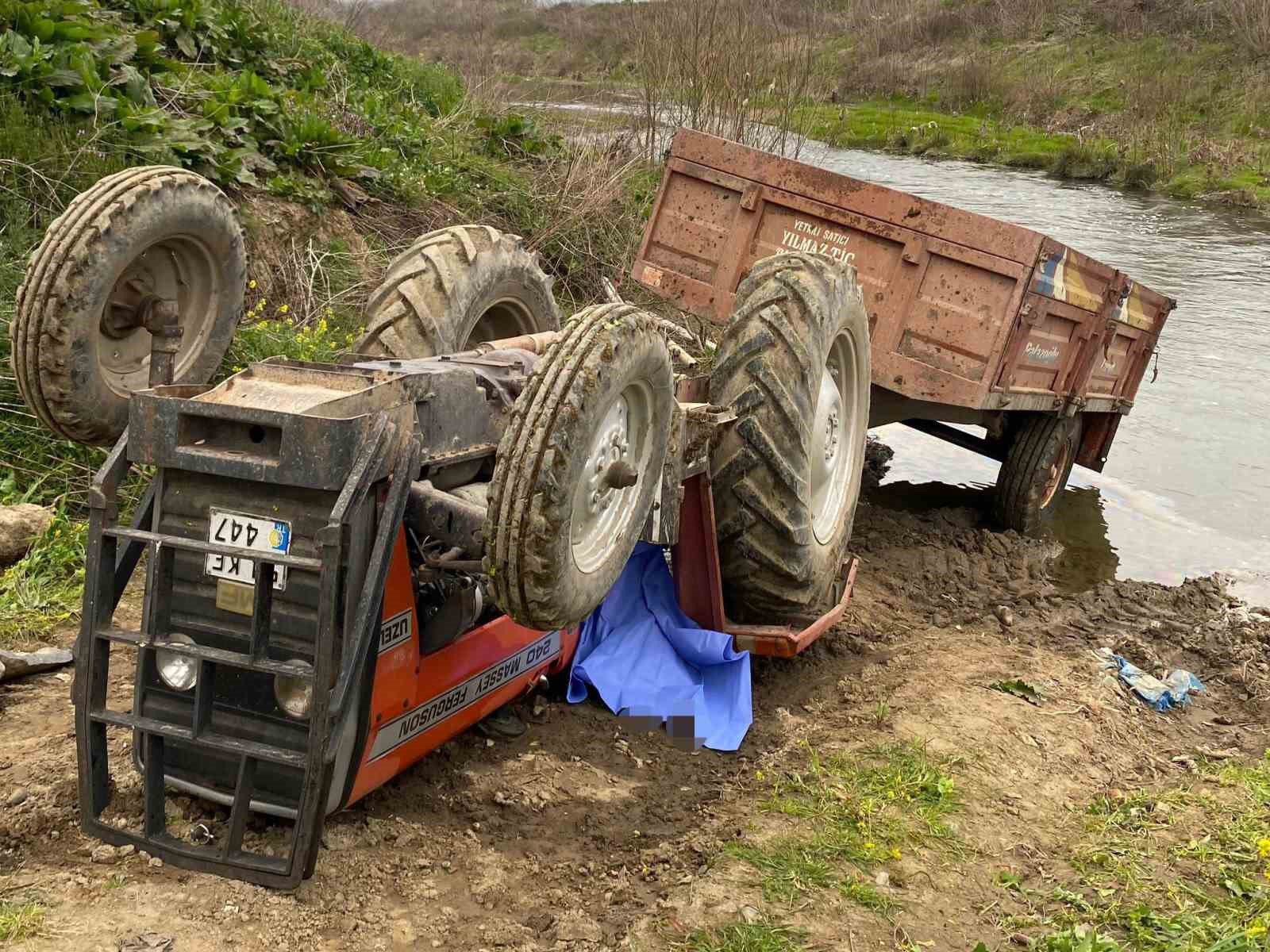 toprak yolda devrilen traktorun altinda kalan surucu hayatini kaybetti 0 77B2NRe6
