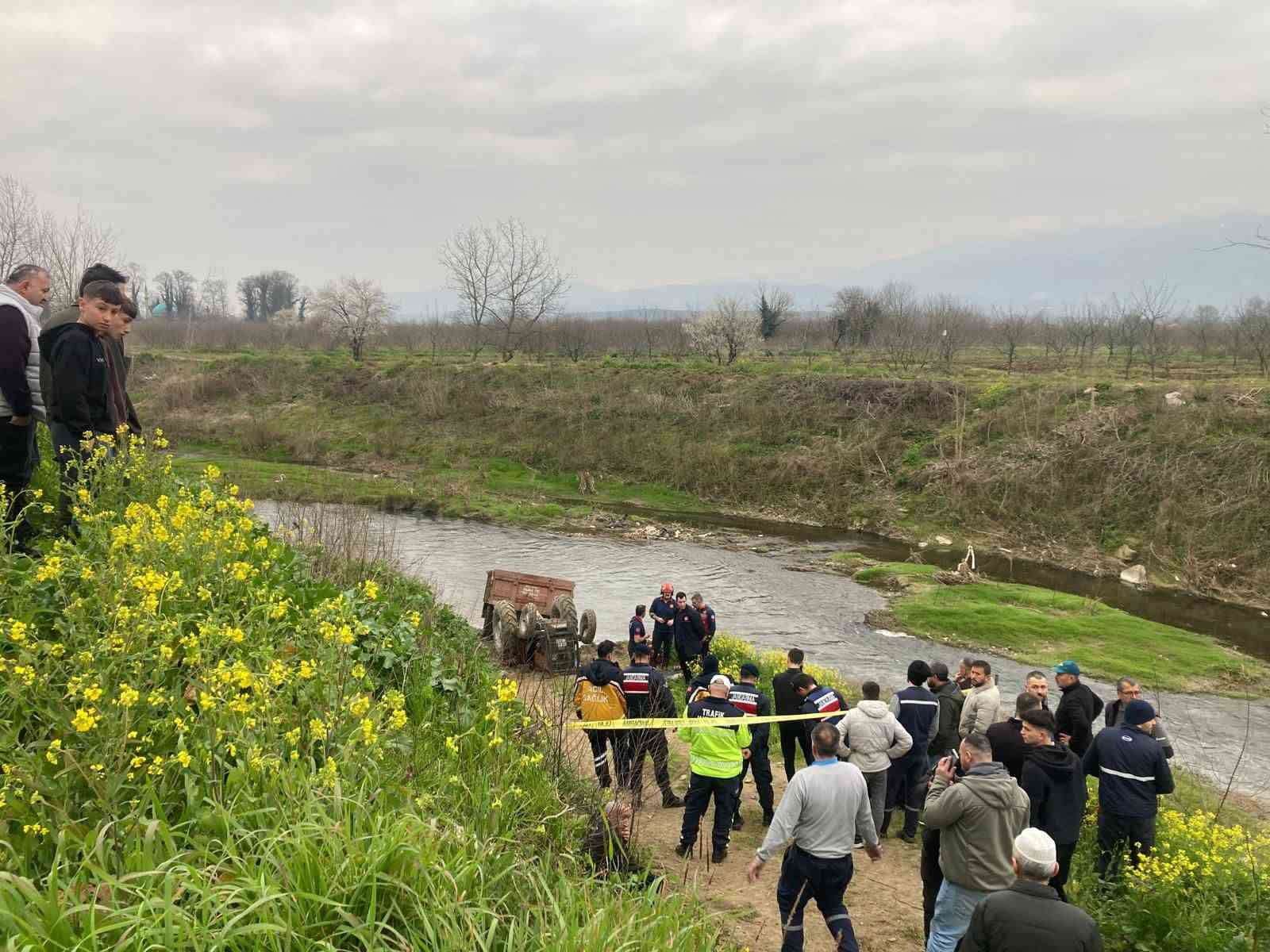 toprak yolda devrilen traktorun altinda kalan surucu hayatini kaybetti 1 u9zWGr9T