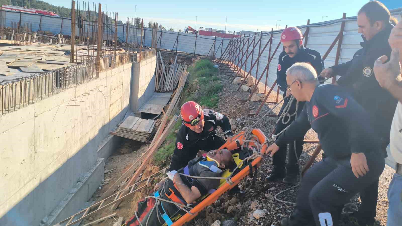 toprak zemin kaydi 3 metreden dusup yaralanan insaat iscisini ekipler kurtardi 10 7YtKbmEj