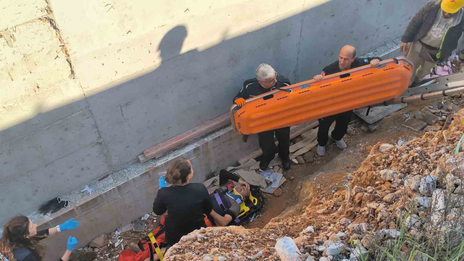 toprak zemin kaydi 3 metreden dusup yaralanan insaat iscisini ekipler kurtardi 5 4sT3ECtY