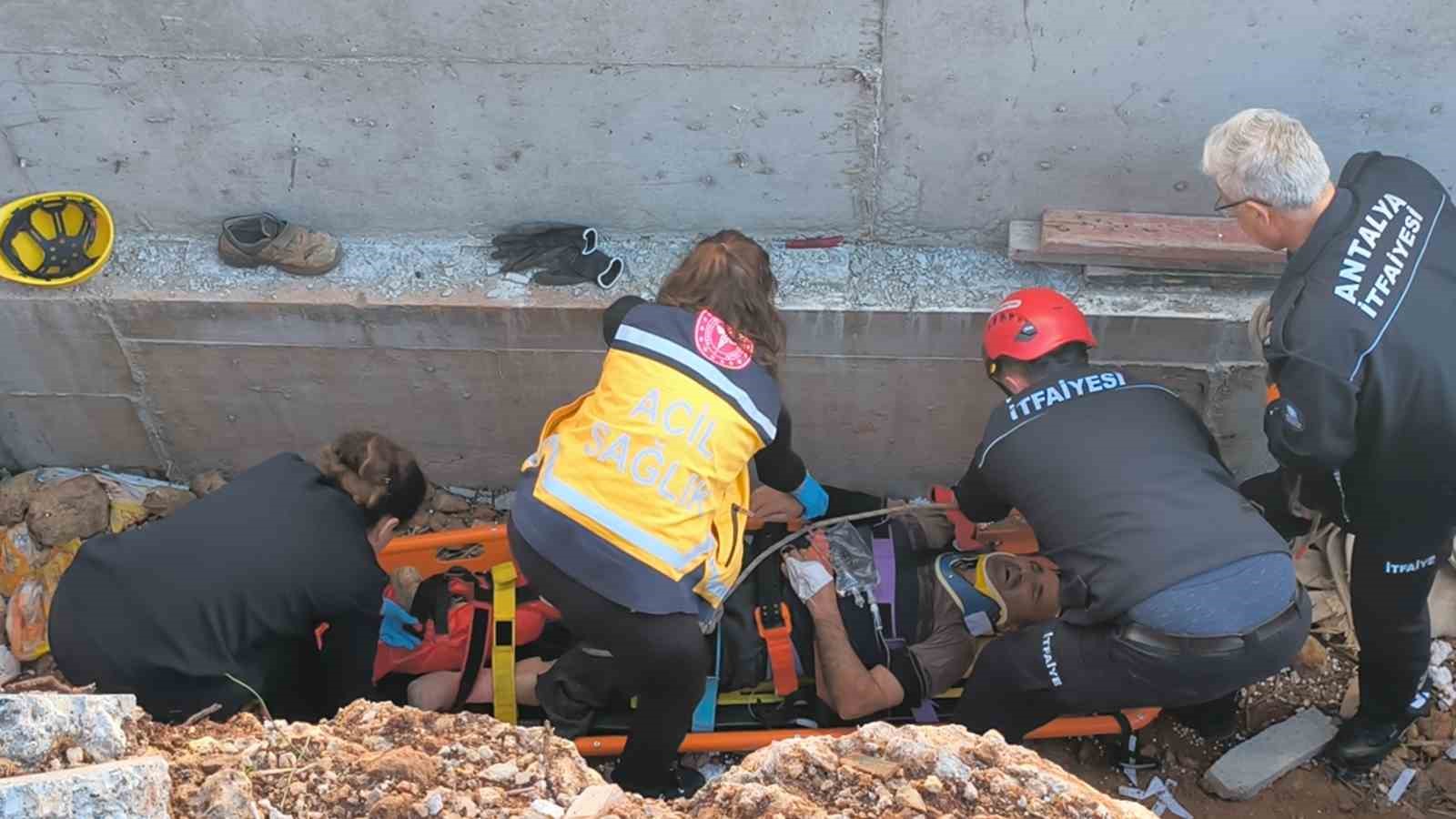 toprak zemin kaydi 3 metreden dusup yaralanan insaat iscisini ekipler kurtardi 6 LAtMEywH