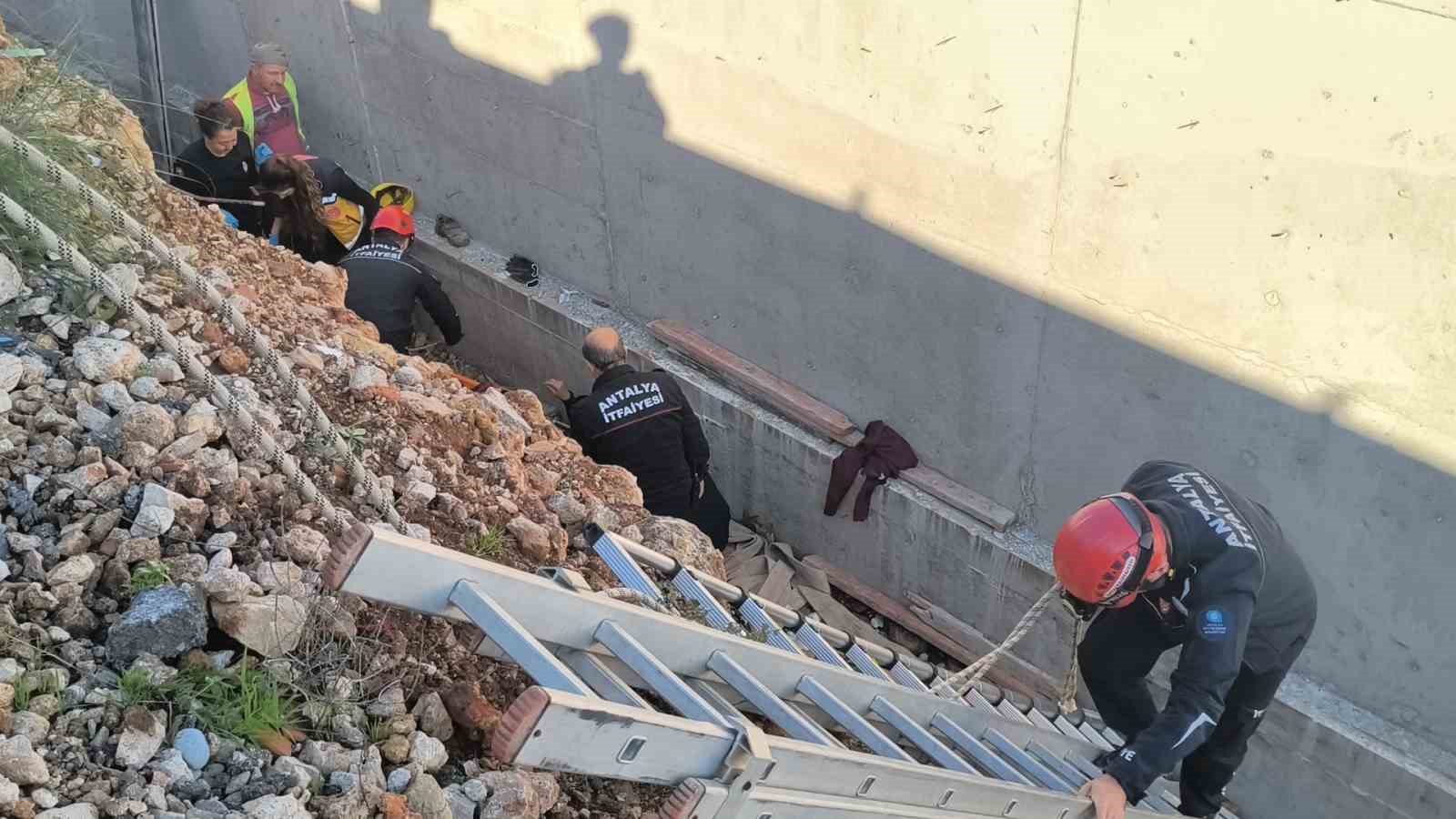 toprak zemin kaydi 3 metreden dusup yaralanan insaat iscisini ekipler kurtardi 7 IvnFrQwO
