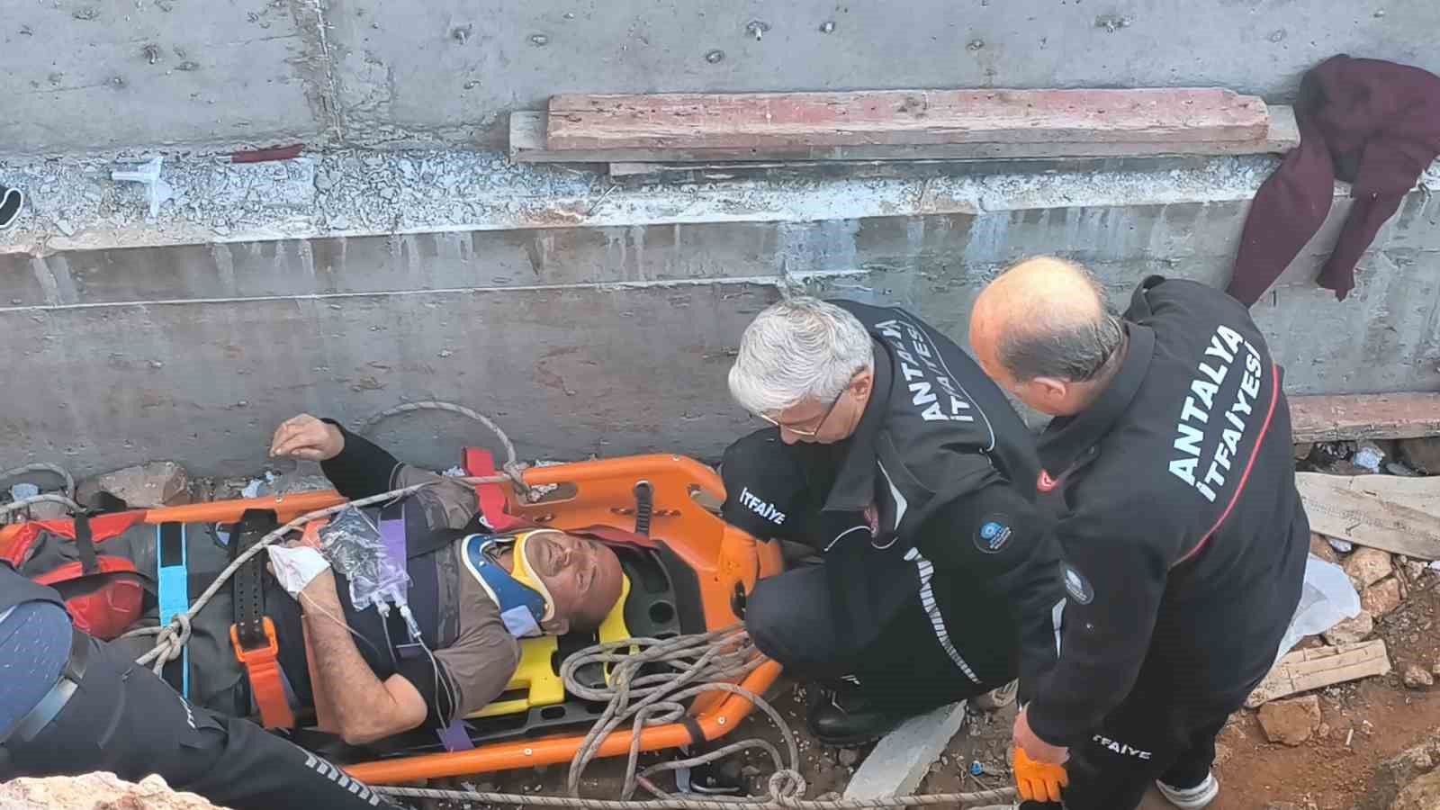 toprak zemin kaydi 3 metreden dusup yaralanan insaat iscisini ekipler kurtardi 8 aFnQO61c