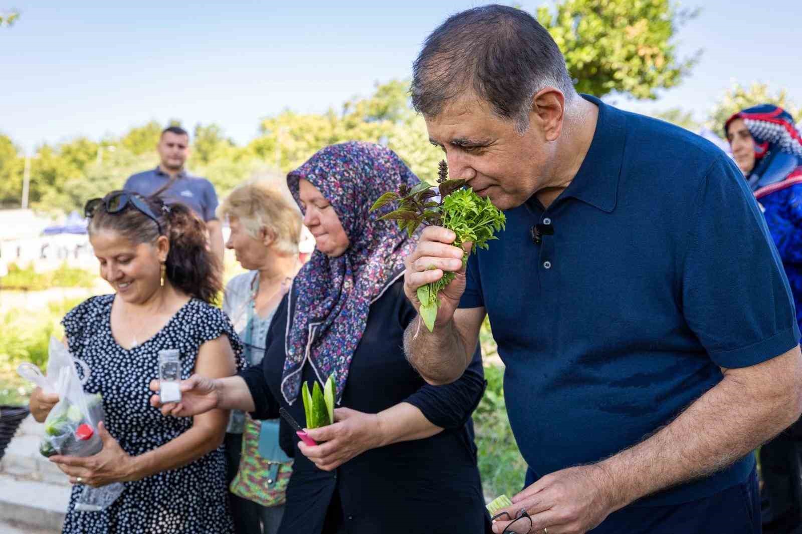 toprakla bulusan kadinlarin hasat sevincine baskan tugay da ortak oldu 1 rtSamuwJ