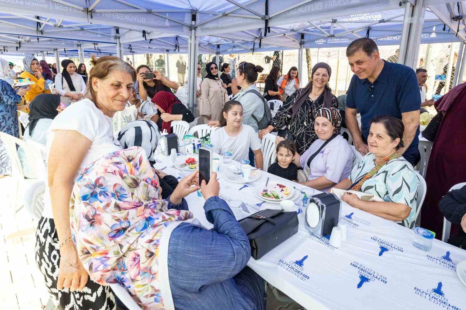 toprakla bulusan kadinlarin hasat sevincine baskan tugay da ortak oldu 3 PeHRpWhn