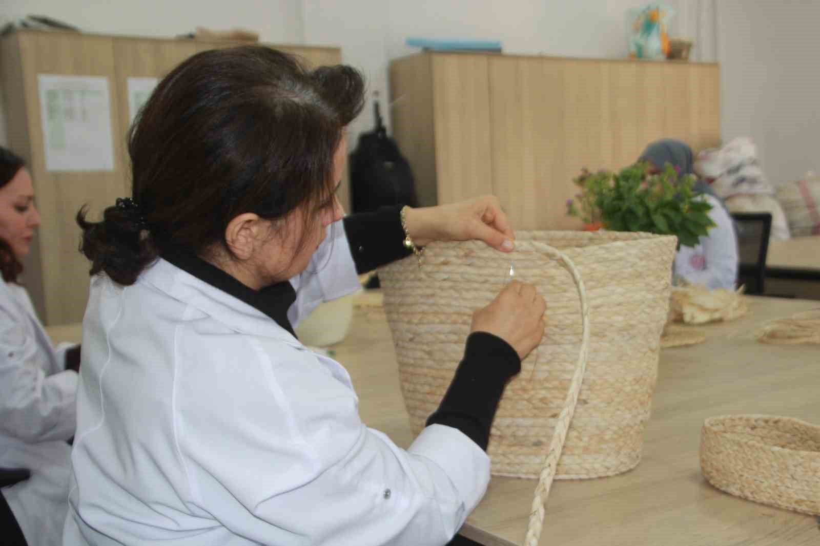 topraktan gelen miras tasarimla bulustu misir kabugu kadinlarin elinde hayat buluyor 0 prR5Angi
