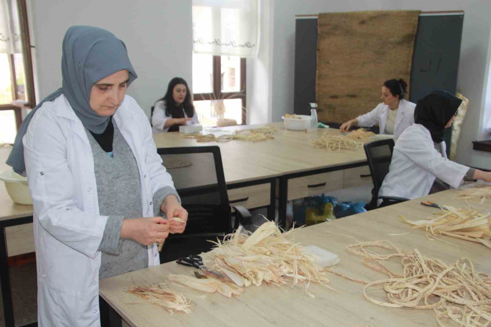 topraktan gelen miras tasarimla bulustu misir kabugu kadinlarin elinde hayat buluyor 4 AiBgd6Kn