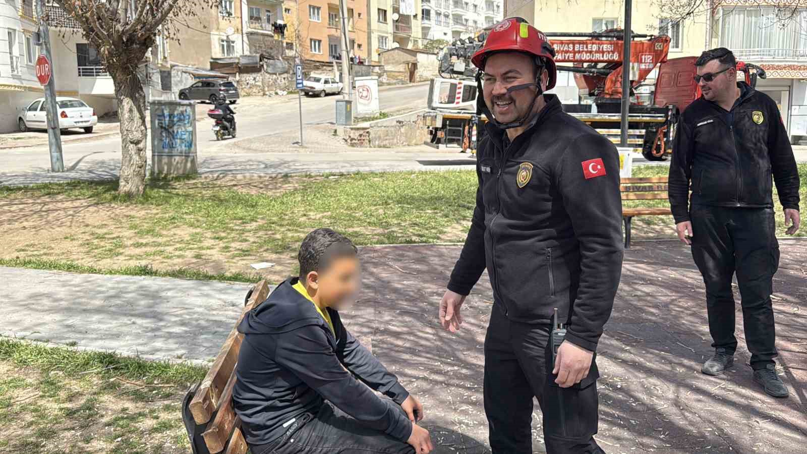 topu almak icin ciktigi agactan inemeyen cocuk itfaiyeden yardim istedi 3 U5DPYrQe