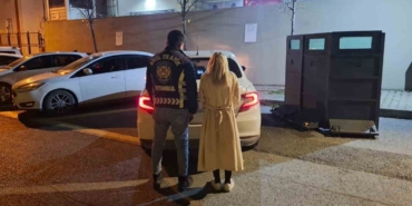 topuklu-ayakkabisiyla-aracindan-inip-servistekilere-saldiran-kadin-surucuye-6-bin-498-tl-ceza-kesildi-Qi4e3qbY.jpg