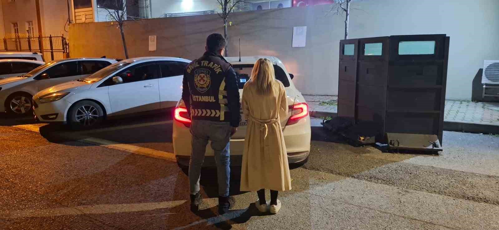 Topuklu ayakkabısıyla aracından inip servistekilere saldıran kadın sürücüye 6 bin 498 TL ceza kesildi 4 topuklu ayakkabisiyla aracindan inip servistekilere saldiran kadin surucuye 6 bin 498 tl ceza kesildi