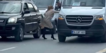 topuklu-ayakkabisiyla-aracindan-inip-servistekilere-saldirdi-JQuxlnfs.jpg