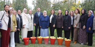 topuklu-is-kadinlari-ile-salvarli-koylu-kadinlari-ayni-tarlada-m7Nh4JyV.jpg