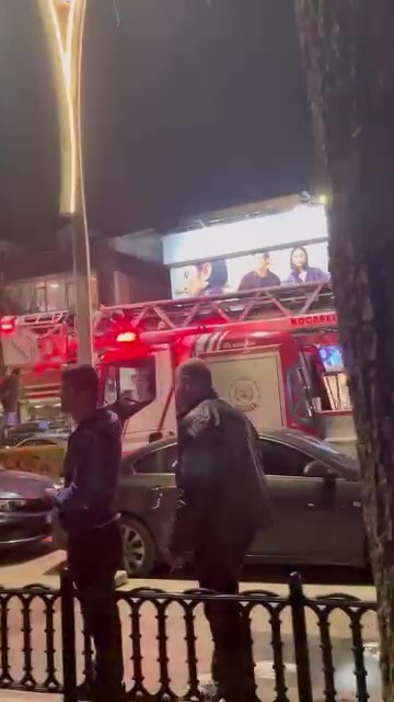 topunu almak icin ciktigi agactan inemeyen cocugun yardimina itfaiye yetisti 1 zyukb7ZY