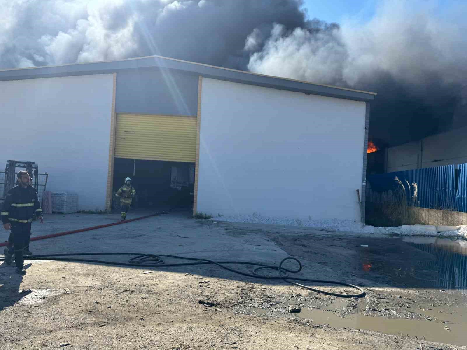 torbalida geri donusum fabrikasinda yangin 3