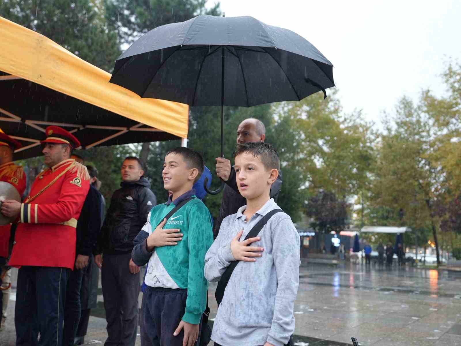 torende semsiye cocuklari yagmurdan korudu 0 ZjusA3Pu