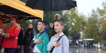 torende-semsiye-cocuklari-yagmurdan-korudu-OYalG6SW.jpg