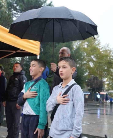 torende-semsiye-cocuklari-yagmurdan-korudu-OYalG6SW.jpg