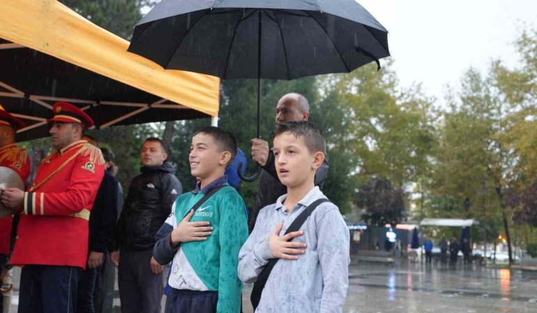 torende-semsiye-cocuklari-yagmurdan-korudu-OYalG6SW.jpg