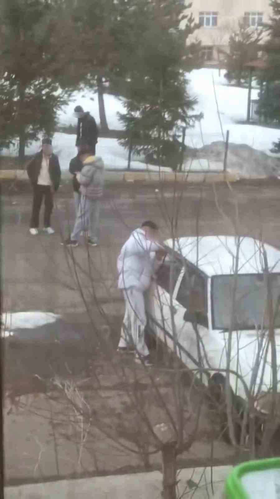 tornavida ile otomobilin kapisini zorlayan gencler kameraya yakalandi 0 yEzzy267