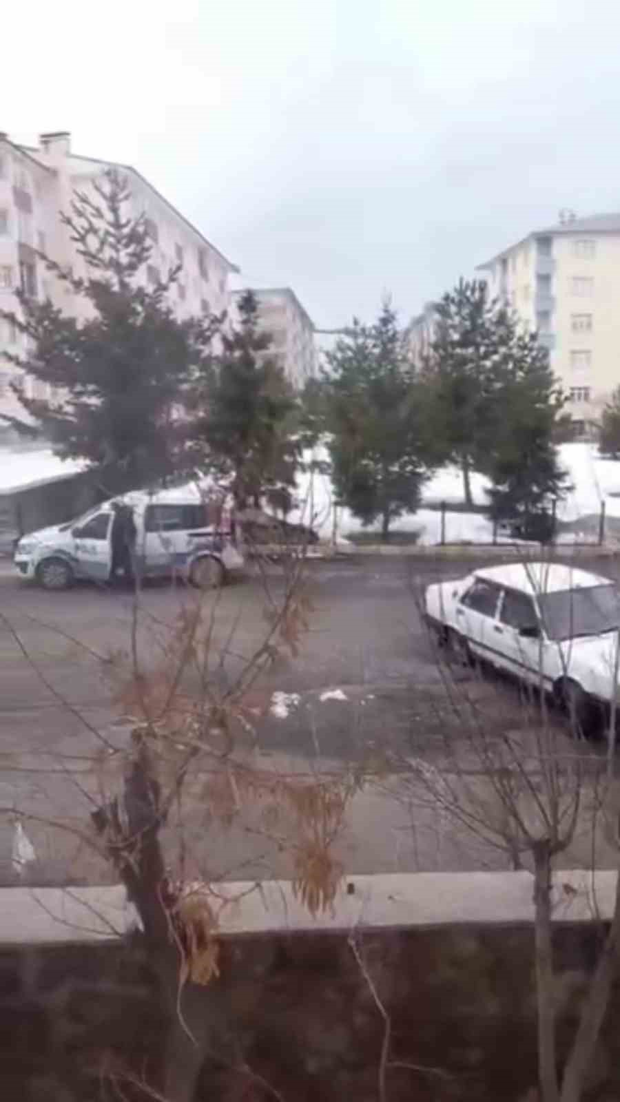 tornavida ile otomobilin kapisini zorlayan gencler kameraya yakalandi 1 ubdHmBAv