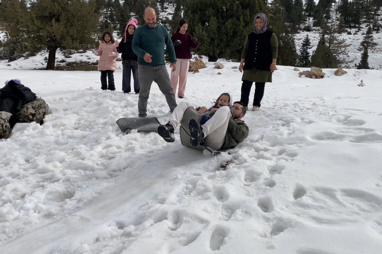 toroslarda kar guzelligi cocugu da yaslisi da doyasiya eglendi 10 sqk2j8q7
