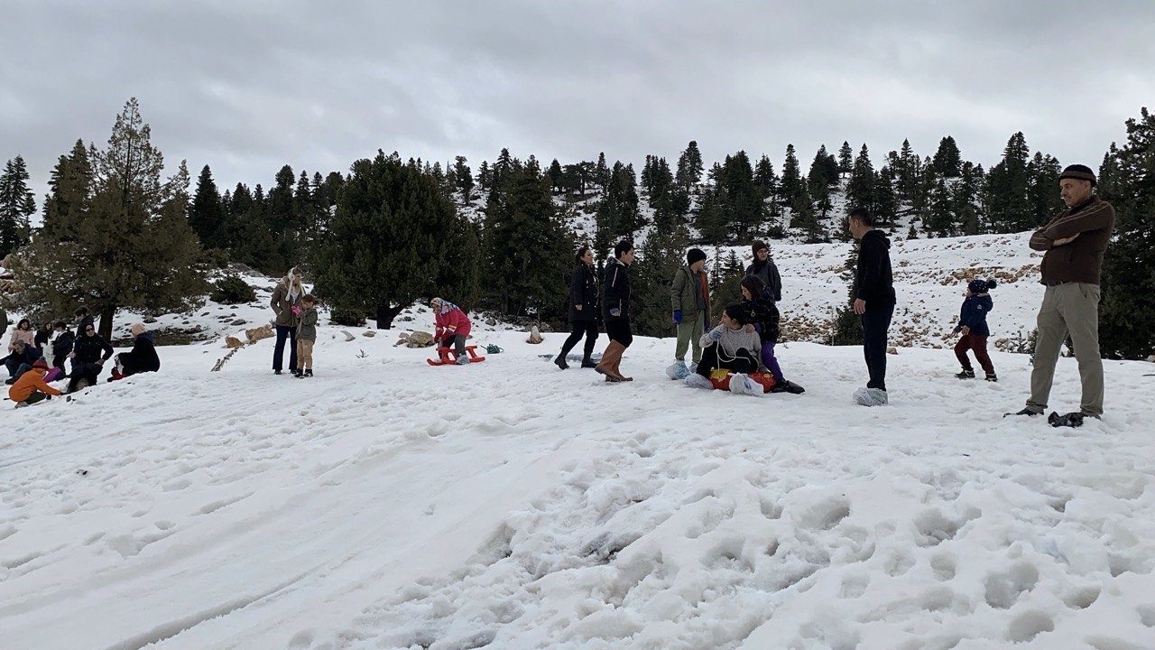 toroslarda kar guzelligi cocugu da yaslisi da doyasiya eglendi 5 c8J42hH9