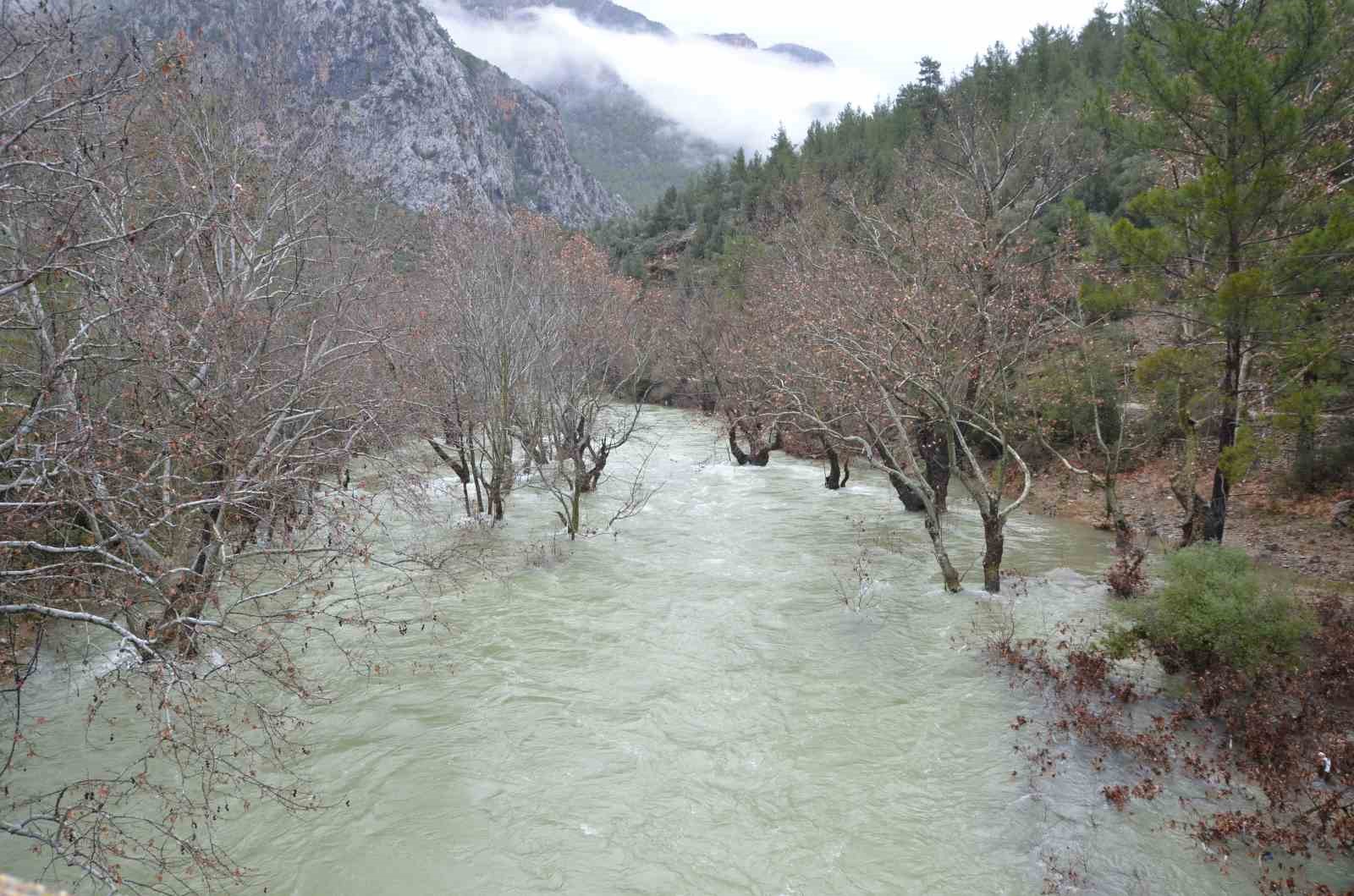 toroslarda yagis bereketi kuruyan uzumdere irmagini yeniden canlandirdi selaleler costu 2