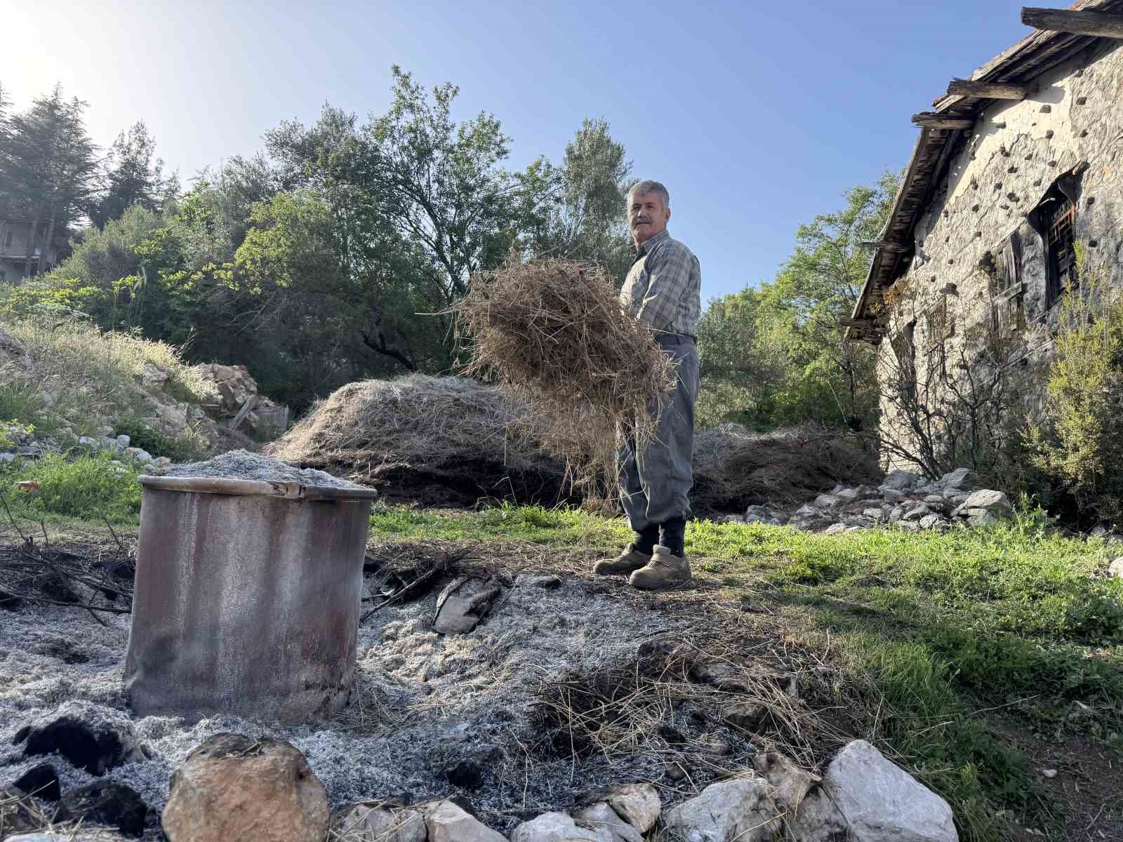 Toroslar’da yetişen 31 farklı bitkinin yağını çıkartıp ülkenin dört bir yanına gönderiyor 9 toroslarda yetisen 31 farkli bitkinin yagini cikartip ulkenin dort bir yanina gonderiyor 5