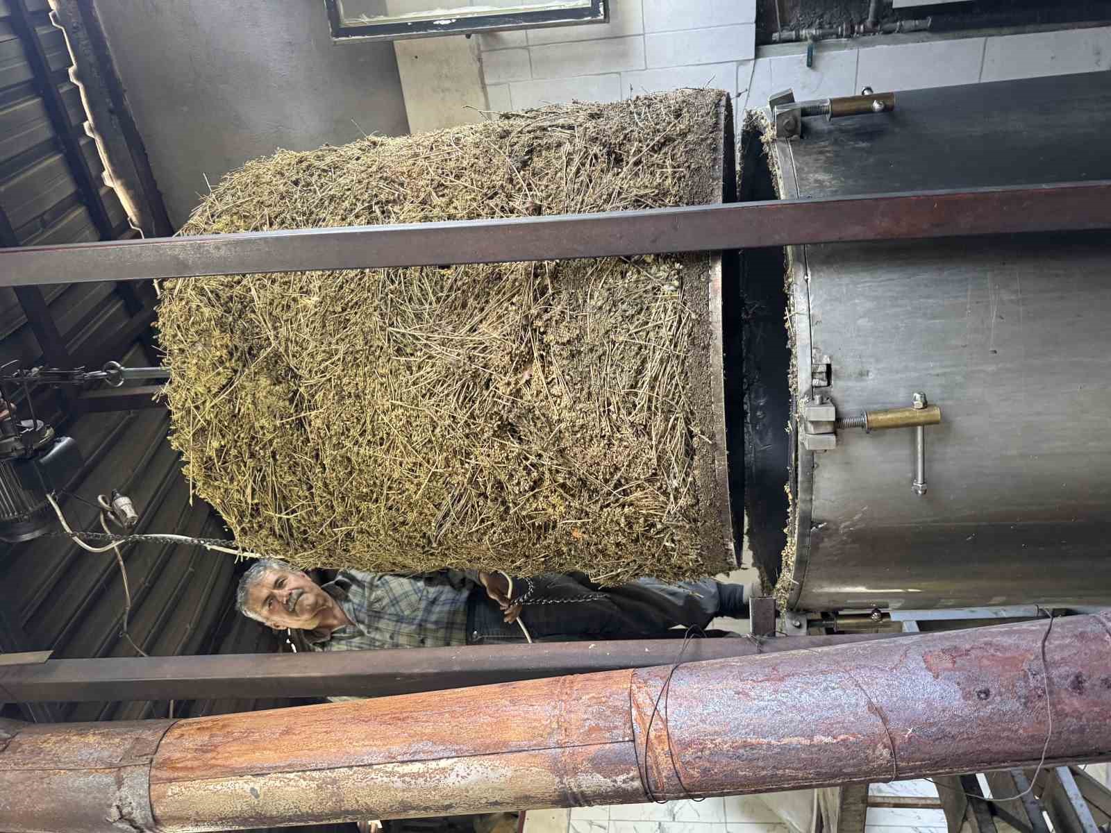 Toroslar’da yetişen 31 farklı bitkinin yağını çıkartıp ülkenin dört bir yanına gönderiyor 11 toroslarda yetisen 31 farkli bitkinin yagini cikartip ulkenin dort bir yanina gonderiyor 7 tZ1G8TBY