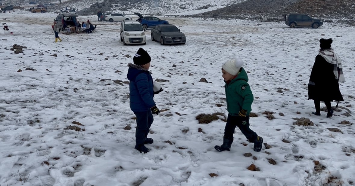 Torosların zirveleri beyaza büründü, Antalyalılar kar keyfini doyasıya yaşadı 16 toroslarin zirveleri beyaza burundu antalyalilar kar keyfini doyasiya yasadi 12 jRFaNFHW