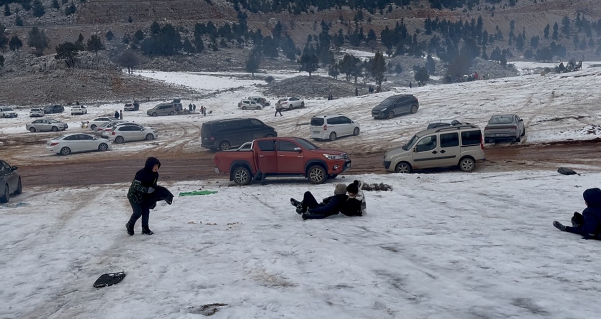 Torosların zirveleri beyaza büründü, Antalyalılar kar keyfini doyasıya yaşadı 10 toroslarin zirveleri beyaza burundu antalyalilar kar keyfini doyasiya yasadi 6 DaSnIWXs