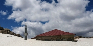 toroslarin-zirvesinde-741-yillik-cami-kar-altinda-kaldi-1Aqi16WC.jpg