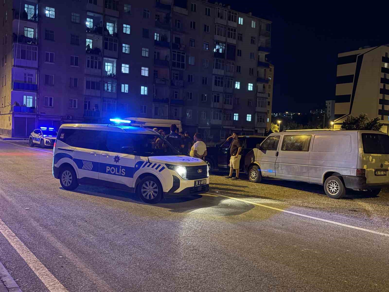 torpil patlatma kavgasinda sopa ve satir kullanildi 3 yarali 4 sFWgGjKd