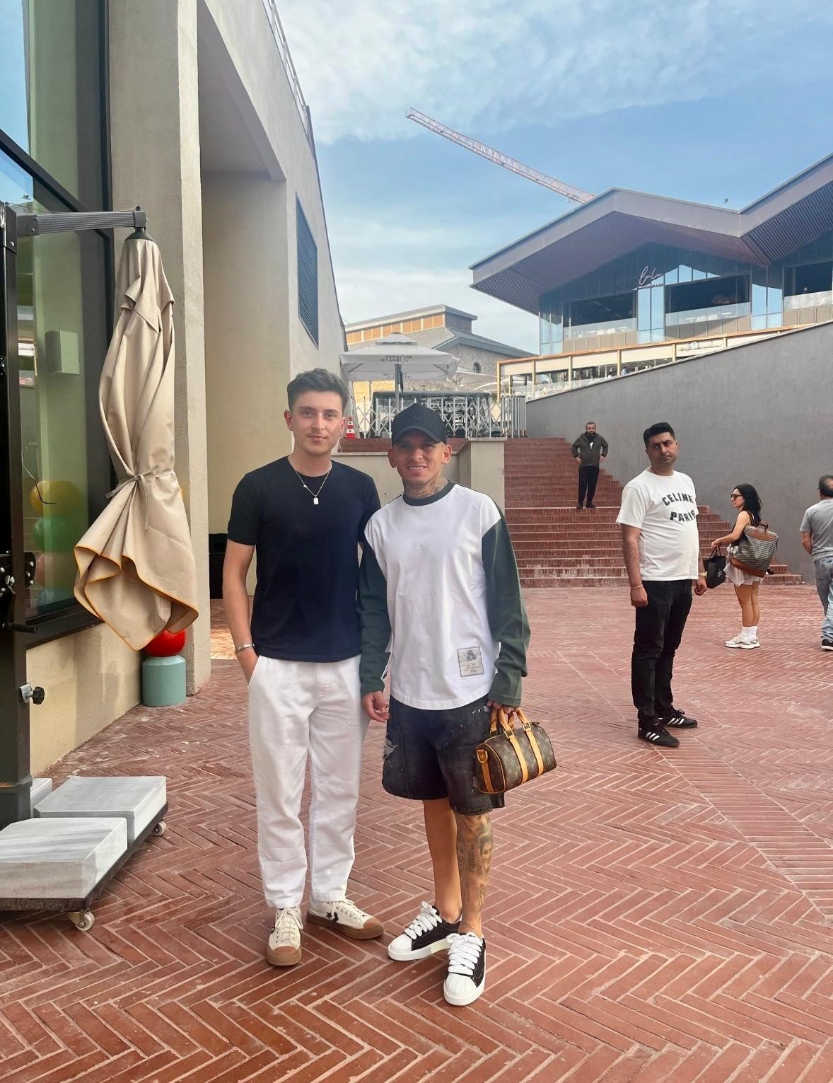 Torreira ve şüpheli aynı karede: "Hayranımla fotoğraf çekildikten sonra yanıma yaklaşarak yumruk attı ne olduğunu anlamadım" 4 torreira ve supheli ayni karede hayranimla fotograf cekildikten sonra yanima yaklasarak yumruk atti ne KbViYfGf