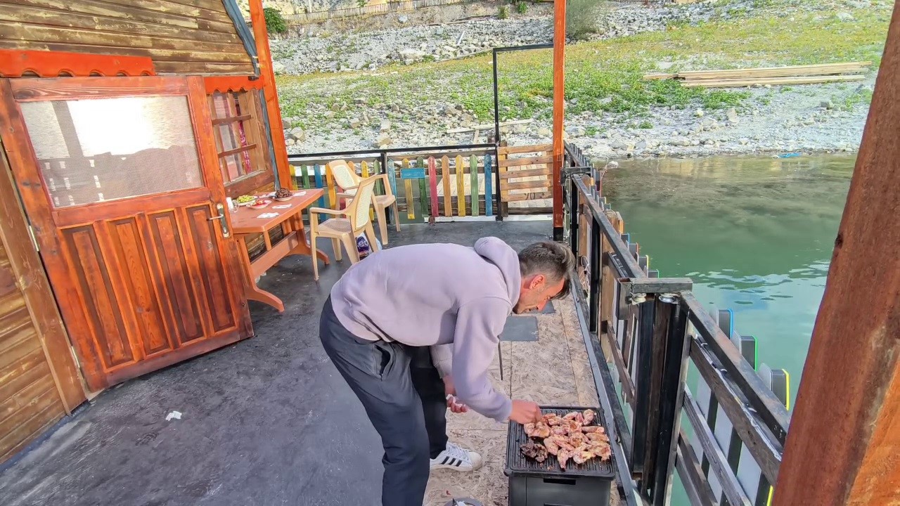 tortum golu uzerinde yuzen ev ilgi odagi oldu 2