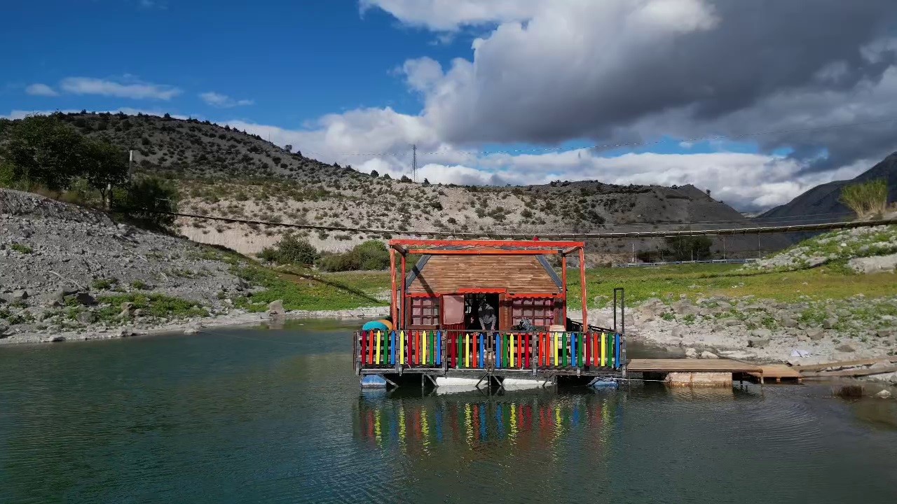 tortum golu uzerinde yuzen ev ilgi odagi oldu 3 PO8RuIlw