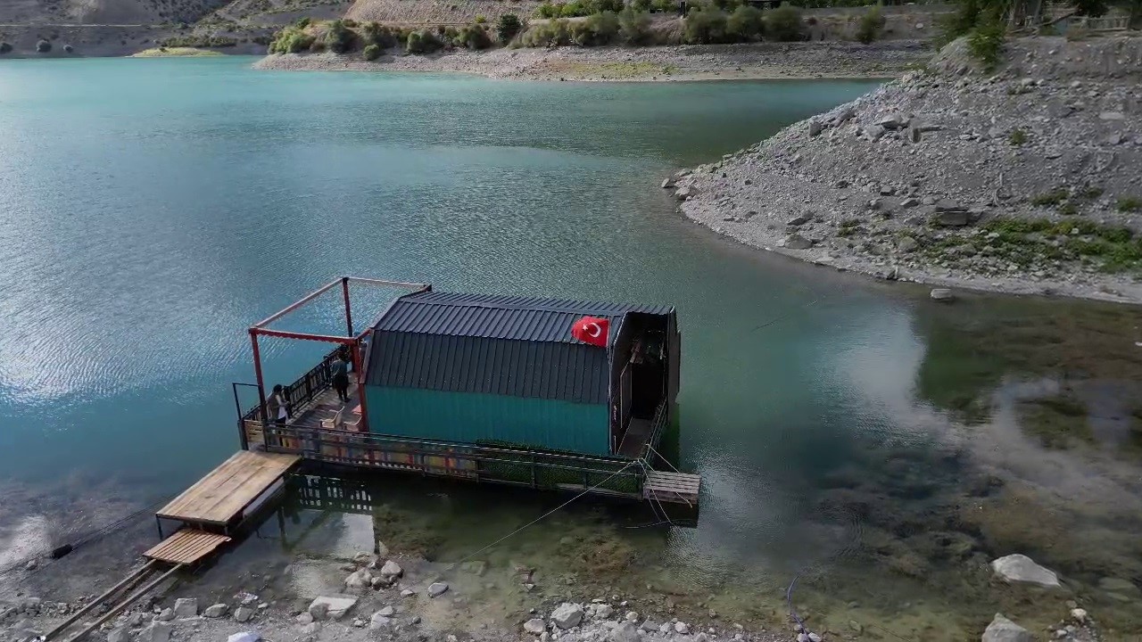 tortum golu uzerinde yuzen ev ilgi odagi oldu 4 BepqFStz