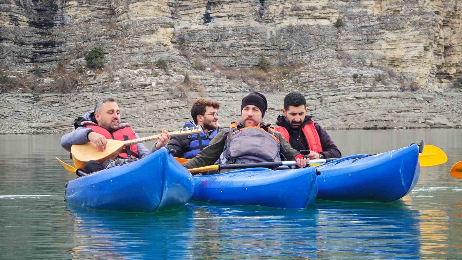 tortum golunde kano uzerinde sazli sozlu eglence 4 cizSAYZC