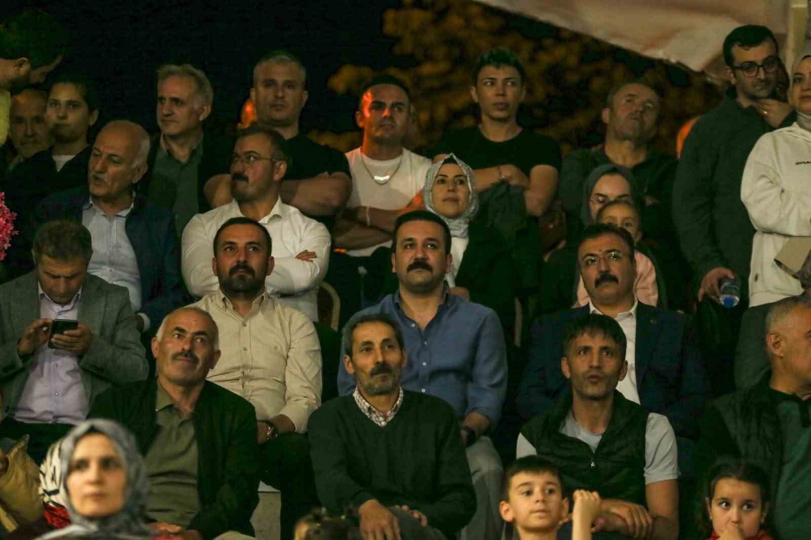 Tortum Şelalesi Festivali’nde renkli ve coşkulu anlar yaşandı 7 tortum selalesi festivalinde renkli ve coskulu anlar yasandi 3 z2Jb2yOv