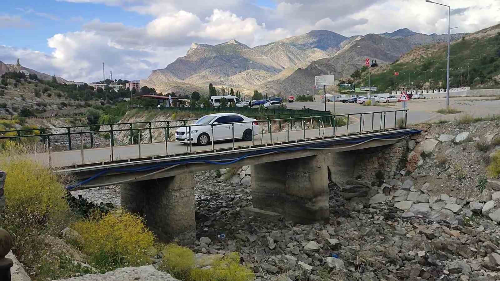 tortum selalesi girisindeki kopru tehlike saciyor 0 kRza8hKS