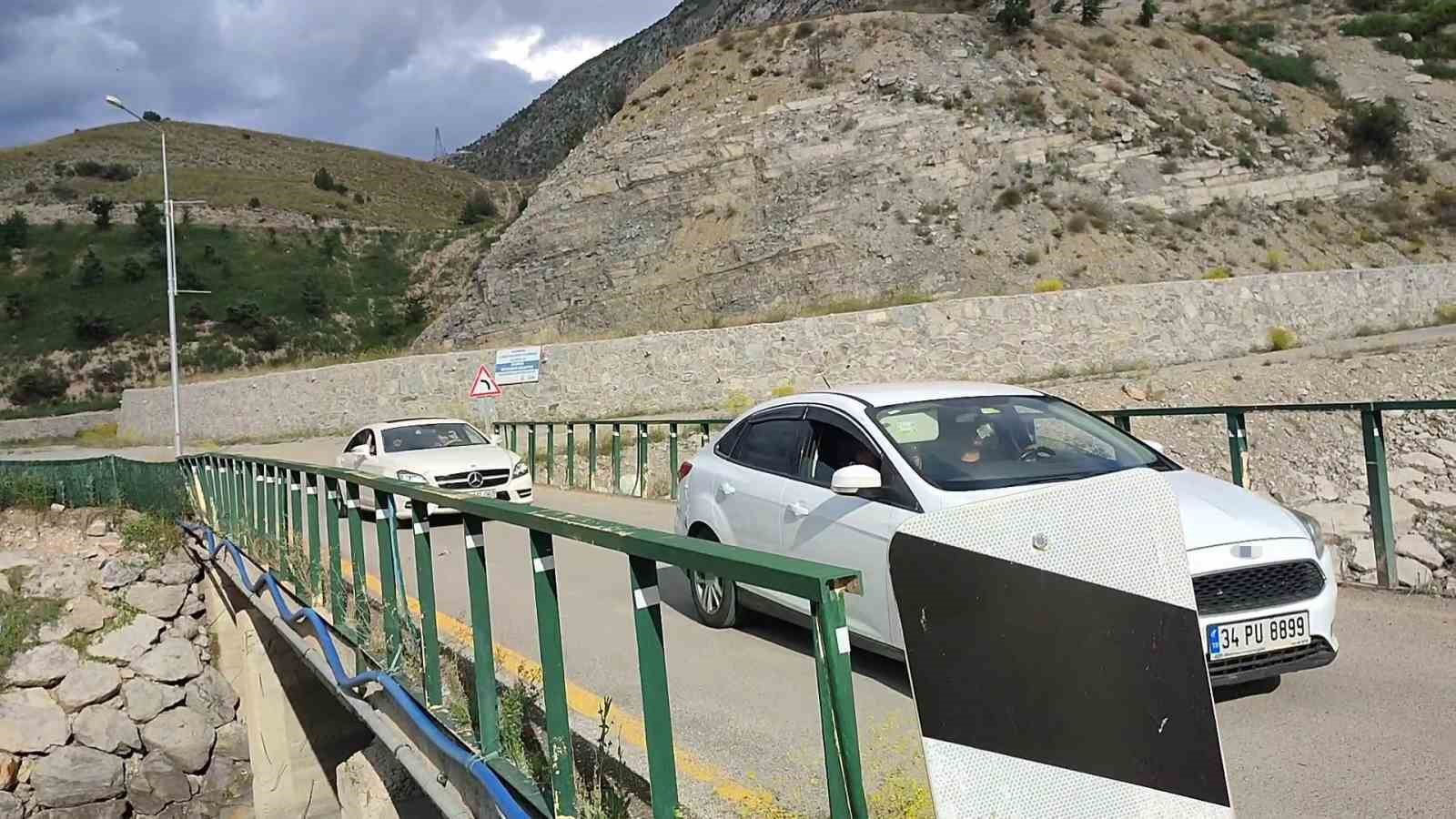 tortum selalesi girisindeki kopru tehlike saciyor 1 56TbUSvV