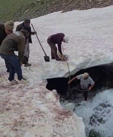 tortumda-buzullarda-dana-kurtarma-operasyonu-NsksUDK2.jpg