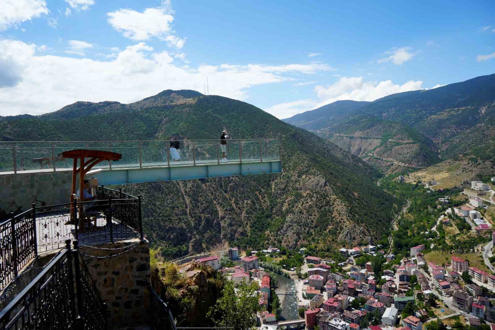 Torul Kalesi Cam Seyir Terası, yaz sıcaklarında ziyaretçilerin uğrak noktası oldu 4 torul kalesi cam seyir terasi yaz sicaklarinda ziyaretcilerin ugrak noktasi oldu 0 FQUTHBEZ