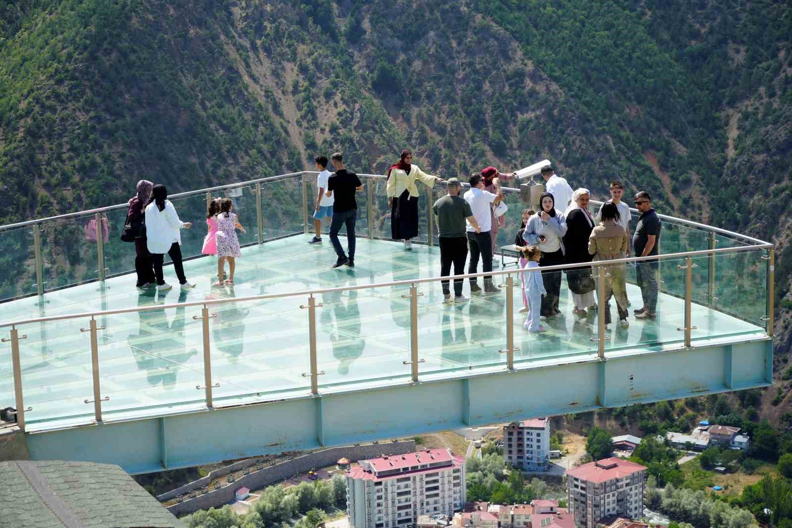 Torul Kalesi Cam Seyir Terası, yaz sıcaklarında ziyaretçilerin uğrak noktası oldu 6 torul kalesi cam seyir terasi yaz sicaklarinda ziyaretcilerin ugrak noktasi oldu 2 yVwqQAMJ