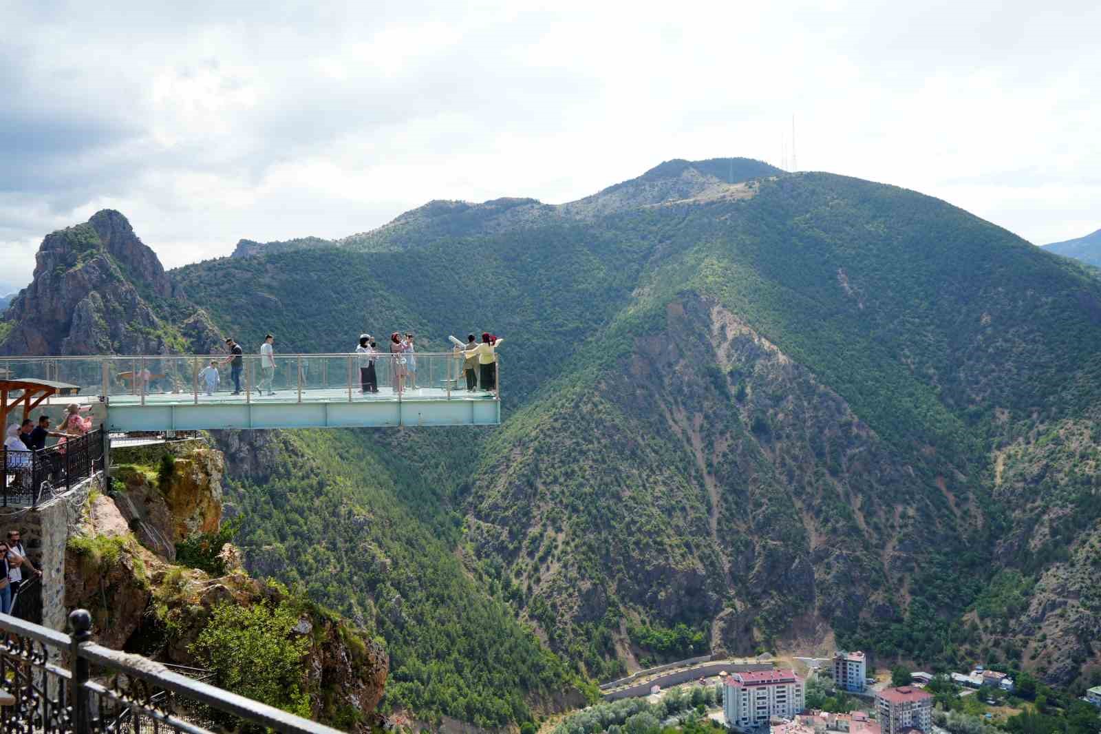 Torul Kalesi Cam Seyir Terası, yaz sıcaklarında ziyaretçilerin uğrak noktası oldu 7 torul kalesi cam seyir terasi yaz sicaklarinda ziyaretcilerin ugrak noktasi oldu 3 sqEUWVgl