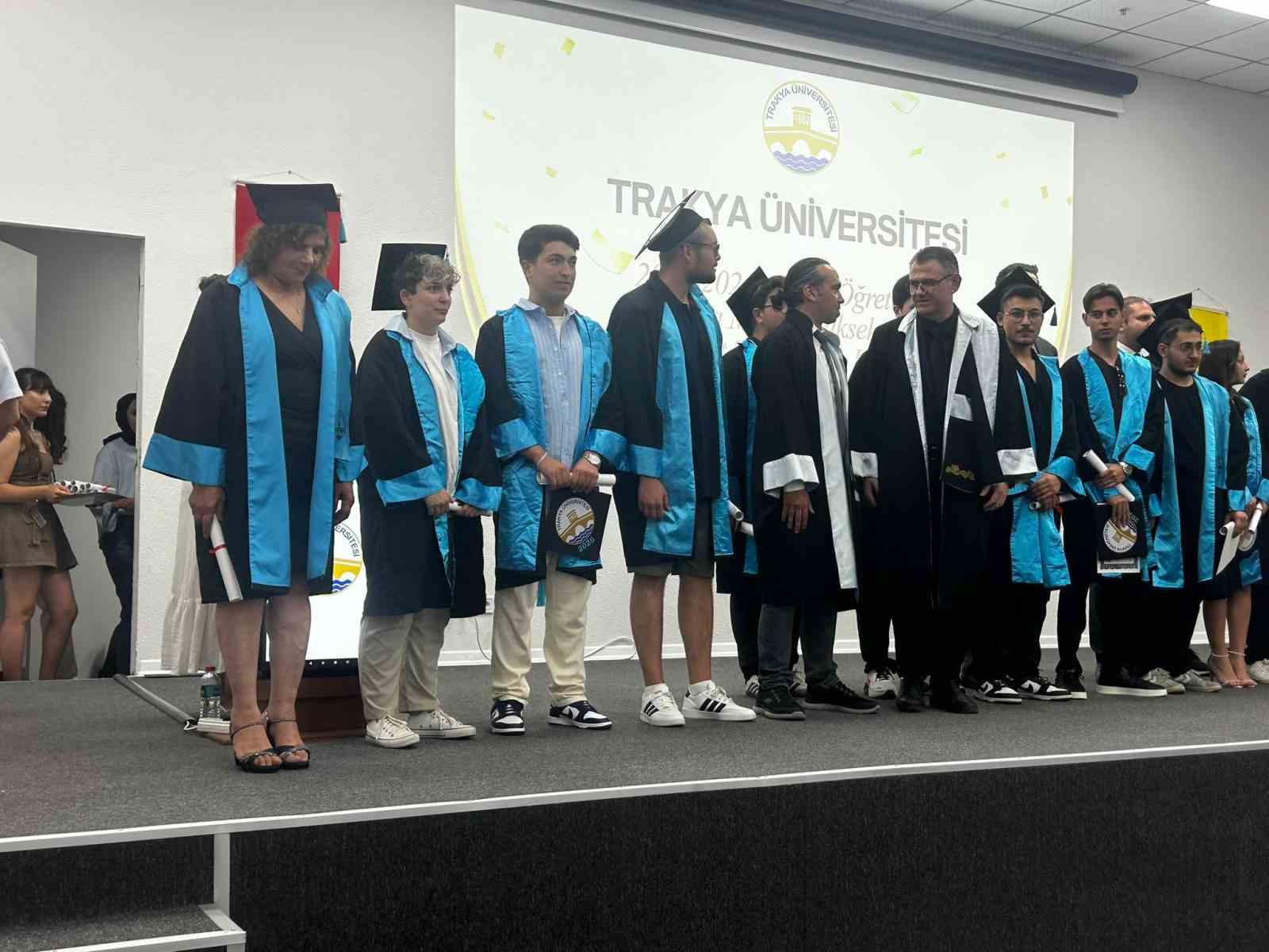 torun yasindaki ogrencilerle ayni siralari paylasti 62 yasinda mezun oldu 2 HAQABCst