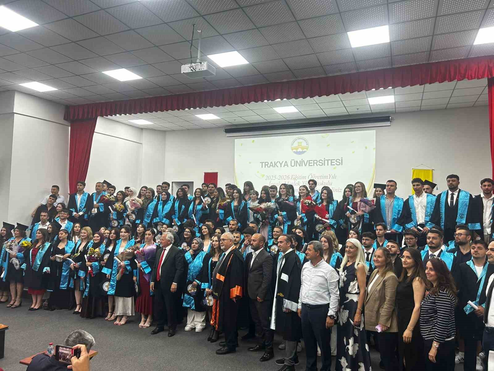 torun yasindaki ogrencilerle ayni siralari paylasti 62 yasinda mezun oldu 3 XgViPwgu